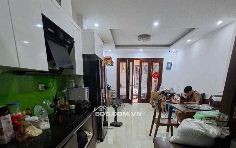 Cô Lan cán bộ về hưu gửi bán nhà trung tâm Thạch Bàn, Long Biên dưới 6.6 tỷ. DT 40m2